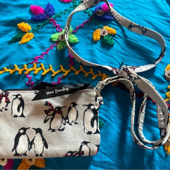 Cute penguin Vera Bradley card case. Measures apx 3 x 5” excellent condition. - Picture 2 of 8